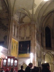Ansicht auf Ostflügel des Kirchenschiffes mit Orgel und Tafelbildern